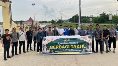 "Polres Kubu Raya bersama OKP membagikan 300 paket takjil kepada pengguna jalan di Sungai Ambawang sekaligus menyampaikan pesan kamtibmas selama Ramadan."