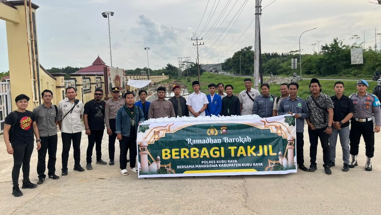 "Polres Kubu Raya bersama OKP membagikan 300 paket takjil kepada pengguna jalan di Sungai Ambawang sekaligus menyampaikan pesan kamtibmas selama Ramadan."