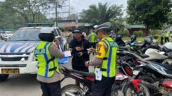 Personel Satlantas Polres Kubu Raya saat melakukan pemeriksaan kelengkapan kendaraan pengendara dalam rangkaian kegiatan Operasi Keselamatan Kapuas 2026, Kamis (5/2/2026).