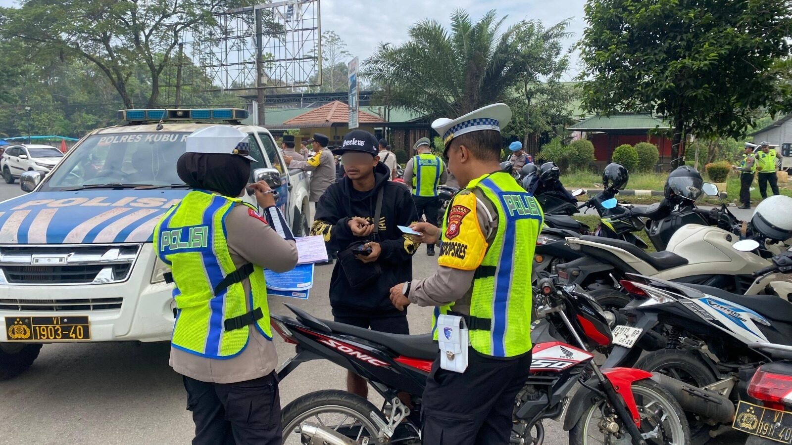 Personel Satlantas Polres Kubu Raya saat melakukan pemeriksaan kelengkapan kendaraan pengendara dalam rangkaian kegiatan Operasi Keselamatan Kapuas 2026, Kamis (5/2/2026).