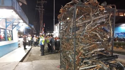 Personel Polres Melawi dan Subdenpom XII/1-3 Mlw dalam melakukan penertiban kendaraan di area pusat kota Nanga Pinoh demi ketenangan warga, Sabtu (14/2/2026).