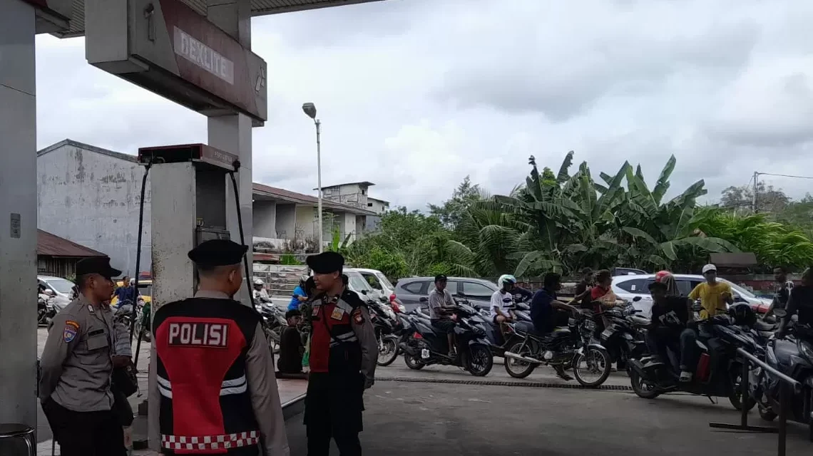 Sejumlah personel Polres Melawi saat melakukan pengaturan arus lalu lintas dan pengamanan antrean kendaraan di salah satu SPBU di Melawi guna menjamin kelancaran distribusi BBM, Selasa (17/2/2026).
