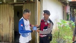 Anggota Polres Sanggau saat berdialog dengan warga dan memberikan imbauan keamanan untuk menciptakan lingkungan yang kondusif, Senin (2/2/2026).