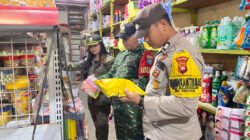 Tim gabungan Sekayam melakukan monitoring sembako jelang Ramadan. Petugas menyita makanan kadaluarsa di sejumlah toko meski harga pasar terpantau stabil. (Dok: HO/Faktakalbar.id)