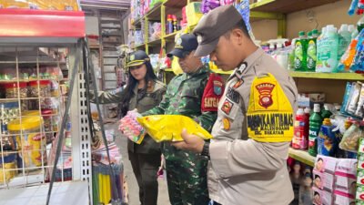 Tim gabungan Sekayam melakukan monitoring sembako jelang Ramadan. Petugas menyita makanan kadaluarsa di sejumlah toko meski harga pasar terpantau stabil. (Dok: HO/Faktakalbar.id)