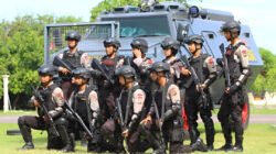 Ilustrasi - Pahami aturan polisi pakai senjata api menurut Perkapolri. Artikel ini mengulas syarat ketat dan prosedur penggunaan kekuatan oleh petugas. (Dok. Ist)