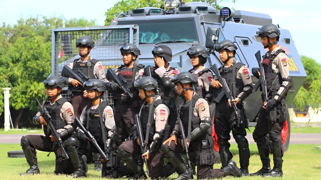 Ilustrasi - Pahami aturan polisi pakai senjata api menurut Perkapolri. Artikel ini mengulas syarat ketat dan prosedur penggunaan kekuatan oleh petugas. (Dok. Ist)