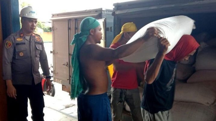Polsek Mempawah Hilir saat memfasilitasi pengiriman perdana panen jagung pipil milik Kelompok Tani Rembawa ke gudang Perum Bulog di Desa Wajok Hulu.