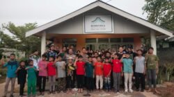 Polsek Sungai Ambawang salurkan 58 buku ke Rumah Baca Desa Jawa Tengah guna meningkatkan literasi di Sungai Ambawang dan memotivasi kreativitas remaja.