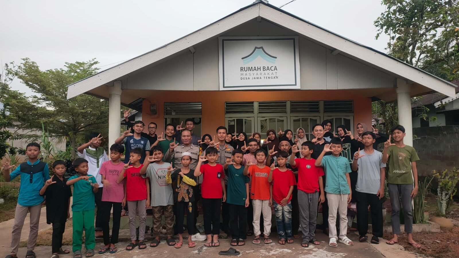 Polsek Sungai Ambawang salurkan 58 buku ke Rumah Baca Desa Jawa Tengah guna meningkatkan literasi di Sungai Ambawang dan memotivasi kreativitas remaja.