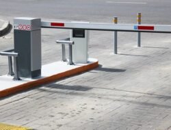 Mobil Hantam Portal Sungai Pinyuh, Pedagang Tertimpa Besi