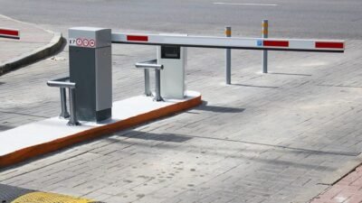 Ilustrasi - Mobil Toyota Hilux menghantam portal besi di Sungai Pinyuh hingga jatuh menimpa pedagang. Korban mengalami luka serius dan kini menjalani perawatan. (Dok. Ist)