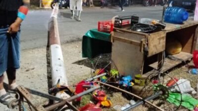Kondisi di lokasi kejadian Jalan Patoka Sarana usai insiden portal besi roboh yang menimpa seorang pedagang UMKM, Minggu (1/2/2026) malam.