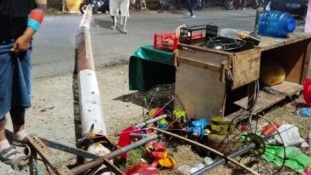 Kondisi di lokasi kejadian Jalan Patoka Sarana usai insiden portal besi roboh yang menimpa seorang pedagang UMKM, Minggu (1/2/2026) malam.