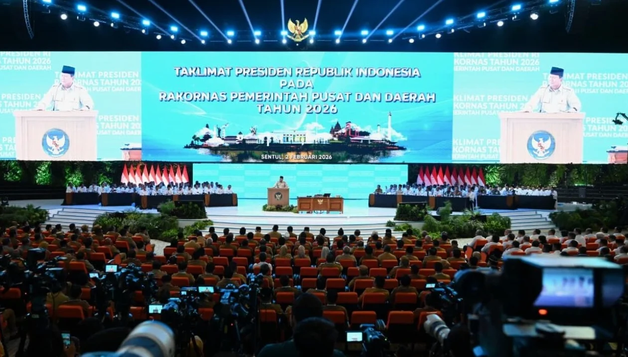 "Presiden Prabowo membuka Rakornas Pemerintah Pusat dan Daerah 2026 di Sentul. Soroti capaian RPJMN dan tuntut komitmen pejabat daerah, bukan sekadar seremonial."