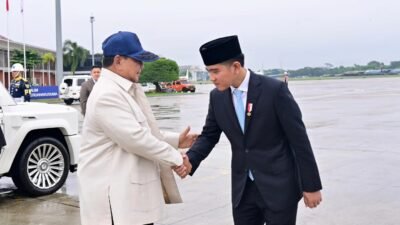 Presiden Prabowo Subianto bersalaman dengan Wakil Presiden Gibran Rakabuming Raka sebelum keberangkatan kunjungan kerja ke Amerika Serikat di Halim Perdanakusuma. (Dok. HO/Faktakalbar.id)