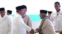 Presiden Prabowo Subianto bersalaman hangat dengan jajaran pimpinan Majelis Ulama Indonesia (MUI) di Masjid Istiqlal usai acara pengukuhan pengurus masa khidmat 2025-2030. (Dok. HO/Faktakalbar.id)