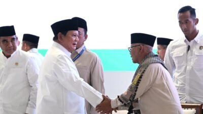 Presiden Prabowo Subianto bersalaman hangat dengan jajaran pimpinan Majelis Ulama Indonesia (MUI) di Masjid Istiqlal usai acara pengukuhan pengurus masa khidmat 2025-2030. (Dok. HO/Faktakalbar.id)