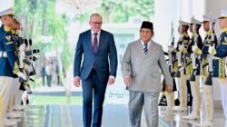 Presiden Prabowo Subianto berjalan bersama Perdana Menteri Australia Anthony Albanese melewati jajar kehormatan saat kunjungan kerja di Istana Merdeka, Jakarta. (Dok. HO/Faktakalbar.id)