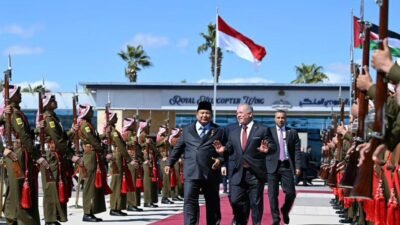 Kolase foto kebersamaan Presiden Prabowo Subianto dan Raja Abdullah II dari Yordania dalam kunjungan resmi di Amman untuk membahas perdamaian kawasan. (Dok. HO/Faktakalbar.id)