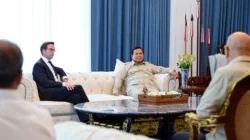 "Presiden Prabowo menerima Dirut Garuda Indonesia dan perwakilan Embraer di Istana Merdeka. Pertemuan membahas adaptasi teknologi penerbangan, namun belum ada pembicaraan pembelian pesawat."