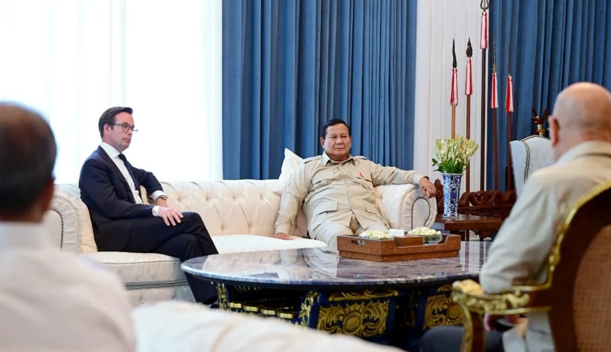 "Presiden Prabowo menerima Dirut Garuda Indonesia dan perwakilan Embraer di Istana Merdeka. Pertemuan membahas adaptasi teknologi penerbangan, namun belum ada pembicaraan pembelian pesawat."