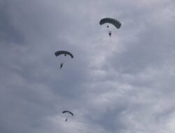 Asah Kemampuan, Prajurit Korpasgat Laksanakan Latihan Terjun di Biak