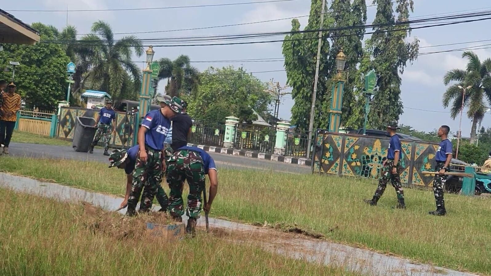 Prajurit Yonif 832/Pawan Asasta bersama masyarakat melakukan gotong royong membersihkan halaman Keraton Kerajaan Matan Tanjungpura. (Dok. HO/Faktakalbar.id)