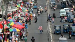 "Gubernur Pramono melarang keras PKL berjualan di trotoar Jakarta. Publik kini mendesak adanya pengawasan permanen agar trotoar tetap steril bagi pejalan kaki."