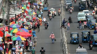 "Gubernur Pramono melarang keras PKL berjualan di trotoar Jakarta. Publik kini mendesak adanya pengawasan permanen agar trotoar tetap steril bagi pejalan kaki."