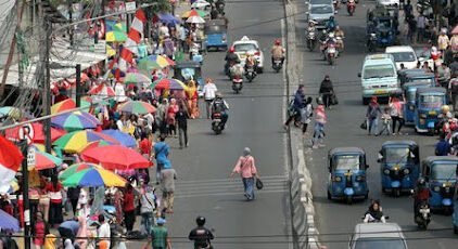 "Gubernur Pramono melarang keras PKL berjualan di trotoar Jakarta. Publik kini mendesak adanya pengawasan permanen agar trotoar tetap steril bagi pejalan kaki."