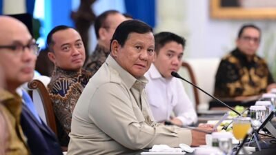 Presiden Prabowo Subianto memimpin diskusi mengenai situasi politik luar negeri Indonesia bersama sejumlah tokoh nasional di Istana Merdeka. (Dok. HO/Faktakalbar.id)