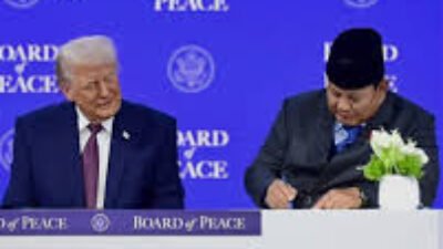 Presiden RI Prabowo Subianto dan Presiden AS Donald J Trump usai menyepakati dokumen pelaksanaan perjanjian perdagangan timbal balik di sela agenda Dewan Perdamaian di Washington, DC, Kamis (19/2/2026).