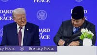 Presiden RI Prabowo Subianto dan Presiden AS Donald J Trump usai menyepakati dokumen pelaksanaan perjanjian perdagangan timbal balik di sela agenda Dewan Perdamaian di Washington, DC, Kamis (19/2/2026).