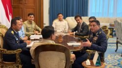 Presiden Prabowo Subianto berdiskusi dengan delegasi Republik Islam Pakistan di ruang pertemuan mengenai kerja sama strategis. (Dok. HO/Faktakalbar.id)