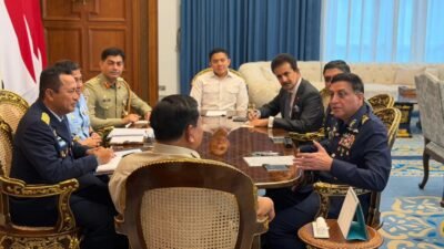 Presiden Prabowo Subianto berdiskusi dengan delegasi Republik Islam Pakistan di ruang pertemuan mengenai kerja sama strategis. (Dok. HO/Faktakalbar.id)