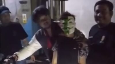 Seorang pria bertopeng yang diduga pelaku pencurian motor saat diamankan oleh tim gabungan Jatanras Polresta Pontianak dan Spartan Polsek Pontianak Barat di Jalan Merdeka, Sabtu (7/2/2026).