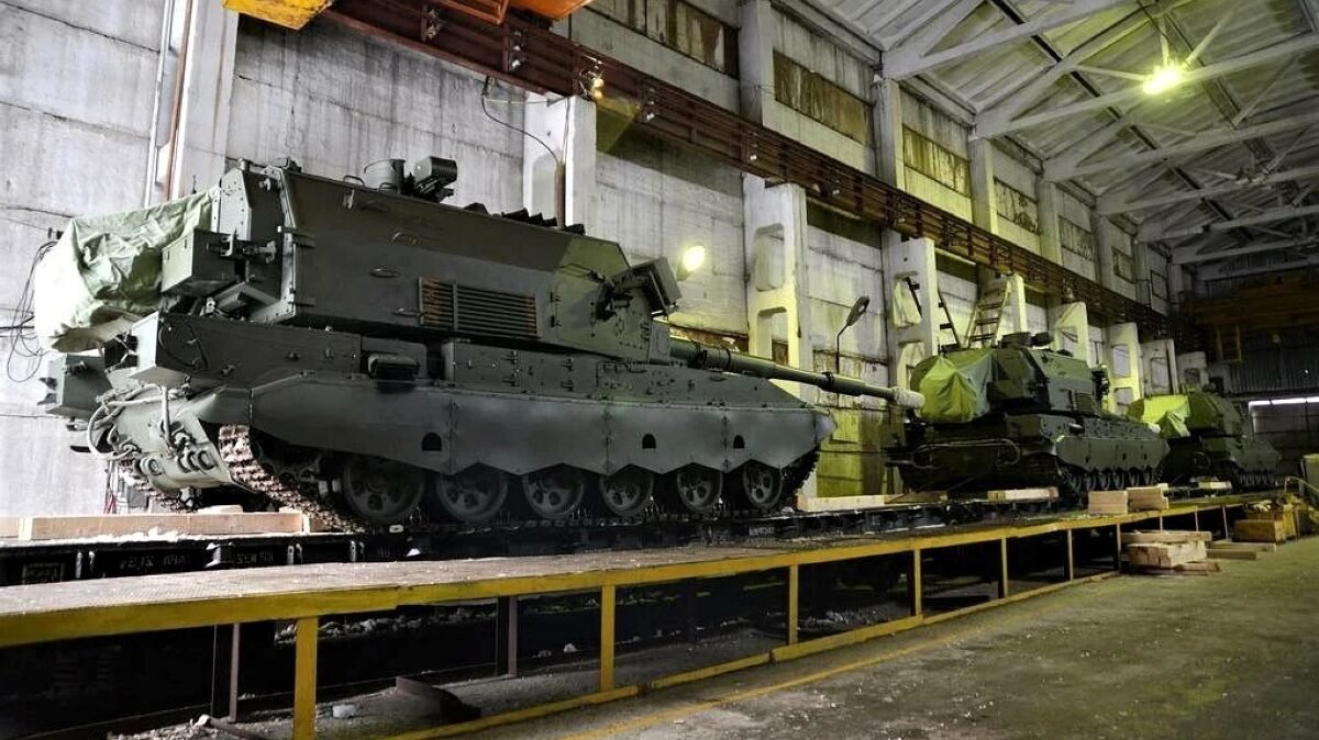 Barisan sistem artileri swa-gerak dan tank sedang dalam tahap perakitan akhir di dalam fasilitas industri pertahanan Pabrik No. 9 Rusia. (Dok. Ist)