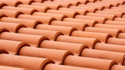 "Program Gentengi Prabowo mendorong hunian sehat. Simak perbandingan atap genteng vs seng dari sisi kenyamanan, suhu ruangan, dan kesehatan penghuni di sini."