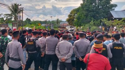 Masyarakat Dayak Tayan Hulu menggelar aksi protes menuntut pembayaran sanksi adat JS senilai Rp123 juta akibat dugaan pencatutan nama lembaga adat untuk HGU perusahaan.