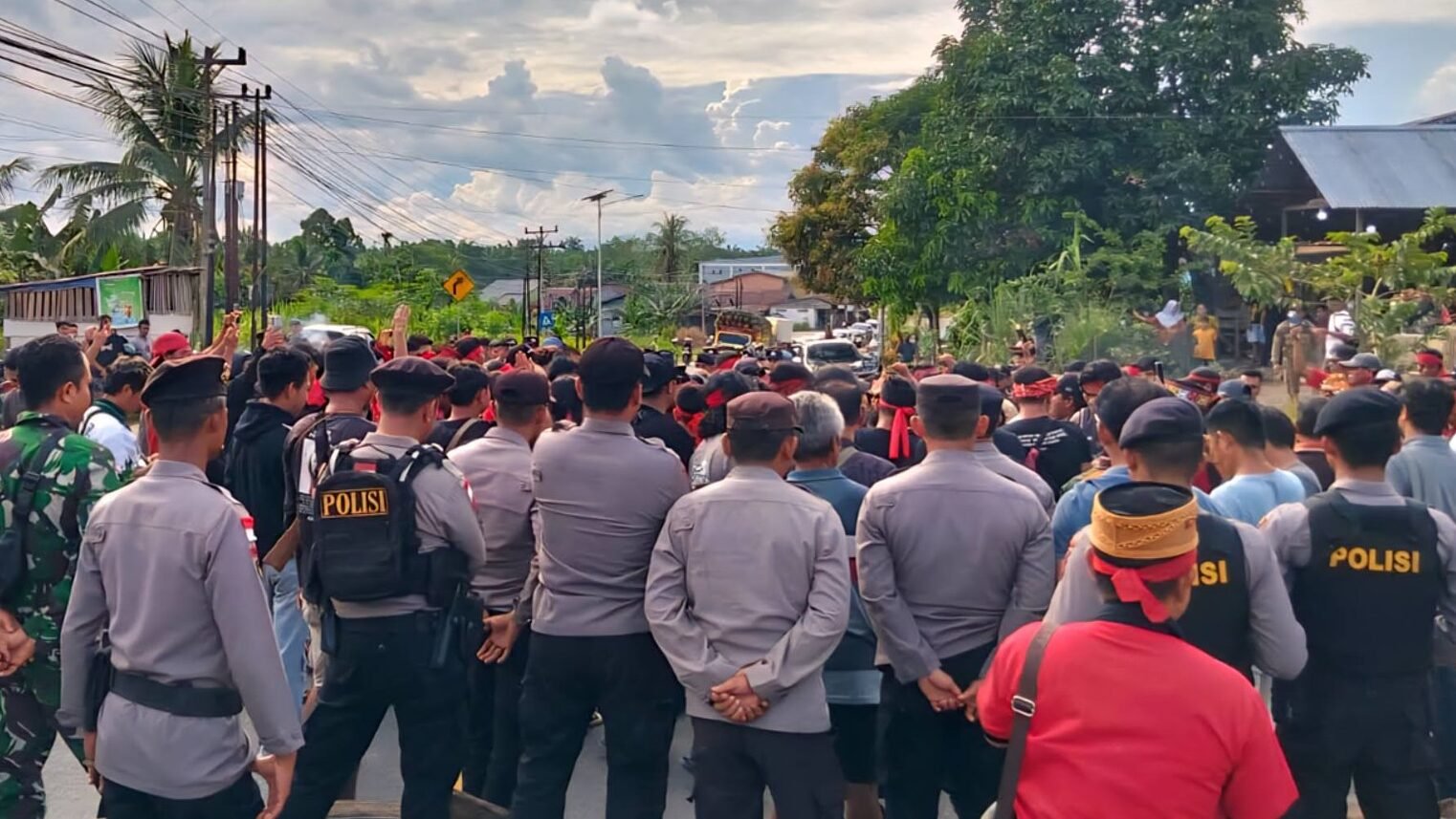 Masyarakat Dayak Tayan Hulu menggelar aksi protes menuntut pembayaran sanksi adat JS senilai Rp123 juta akibat dugaan pencatutan nama lembaga adat untuk HGU perusahaan.
