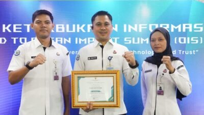 Kepala Stasiun PSDKP Pontianak Bayu Yuniarto Suharto menerima piagam penghargaan predikat Informatif pada Anugerah Keterbukaan Informasi Publik KKP. (Dok. HO/Faktakalbar.id)