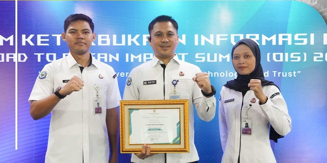 Kepala Stasiun PSDKP Pontianak Bayu Yuniarto Suharto menerima piagam penghargaan predikat Informatif pada Anugerah Keterbukaan Informasi Publik KKP. (Dok. HO/Faktakalbar.id)