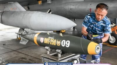 Personel TNI AU sedang melakukan pengecekan pada fisik bom BNT-250 buatan PT Dahana yang telah mendapatkan sertifikasi kelaikan udara. (Dok. HO/Faktakalbar.id)