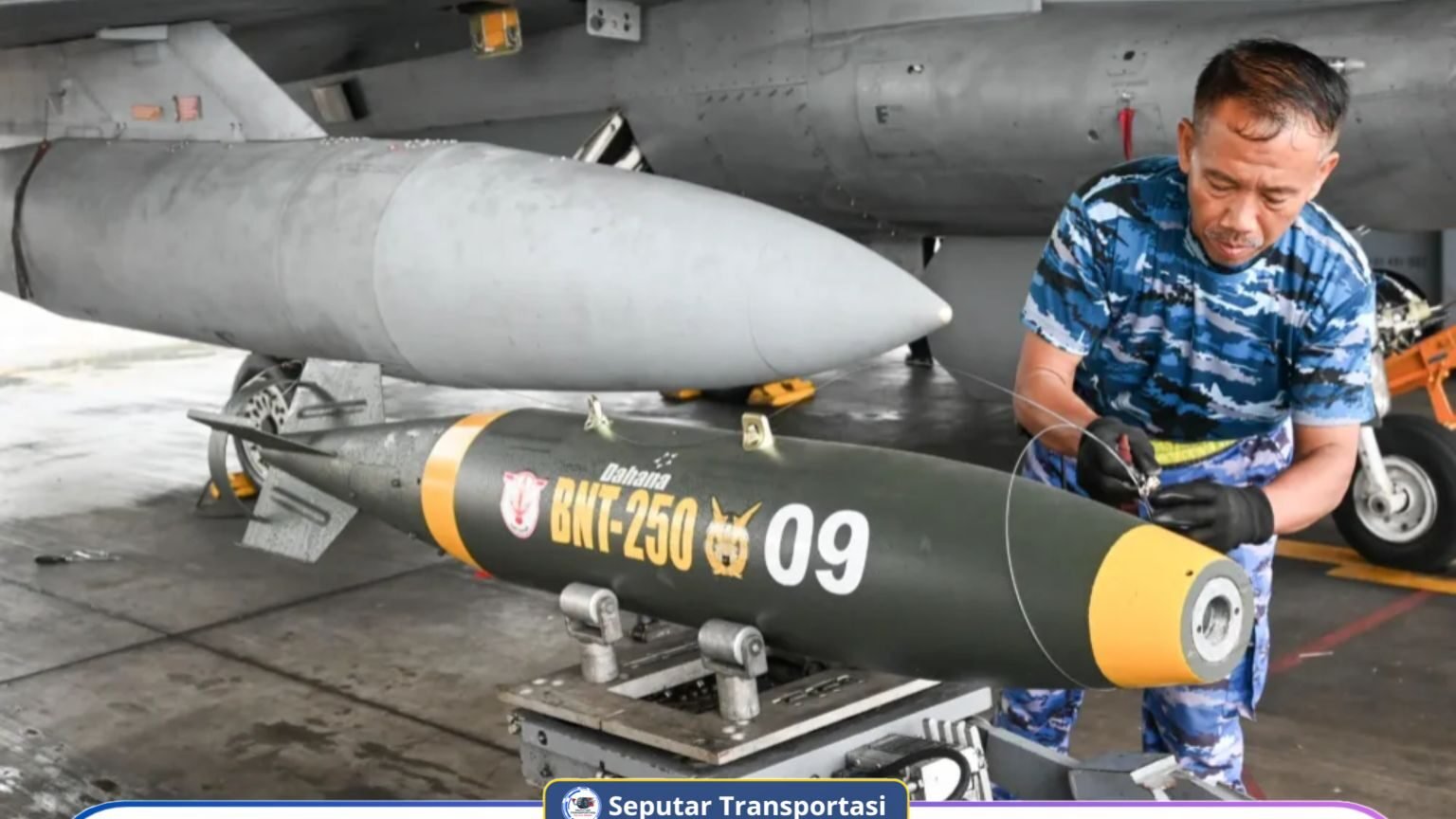 Personel TNI AU sedang melakukan pengecekan pada fisik bom BNT-250 buatan PT Dahana yang telah mendapatkan sertifikasi kelaikan udara. (Dok. HO/Faktakalbar.id)