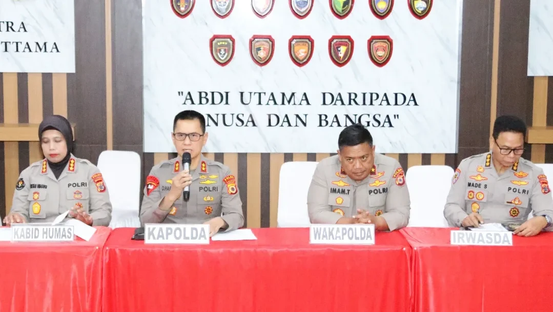 Kapolda Maluku Dadang Hartanto didampingi jajaran pejabat utama memberikan keterangan pers mengenai pemberhentian tidak dengan hormat (PTDH) oknum anggota Brimob tersangka penganiayaan. (Dok. HO/Faktakalbar.id)