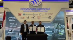 Direktur Niaga PTDI Moh Arif Faisal dan Direktur FROGS Indonesia Asro Nasiri didampingi Dirut PTDI Gita Amperiawan menunjukkan dokumen MoU kerja sama drone di Singapore Airshow 2026. (Dok. HO/Faktakalbar.id)
