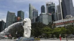 "Otoritas imigrasi Singapura menolak 45.700 warga asing sepanjang 2025. Simak penyebab utama pengetatan perbatasan dan aturan baru bagi pelancong."