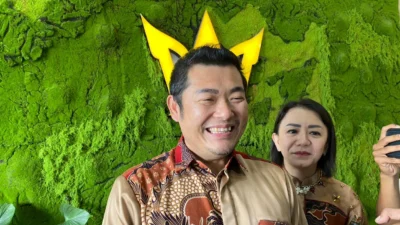 "Pusaka Minang & Garagara Coffee Pontianak hadirkan konsep unik perpaduan Nasi Padang dan Kopi Sengkit. Edi Hartono siapkan area makan bernuansa hutan tropis eksotis."