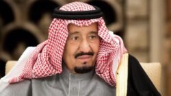 "Raja Salman instruksikan pencairan bantuan sosial senilai Rp13 triliun untuk warga Arab Saudi. Simak rincian nominal bantuan per keluarga dan dampaknya bagi Indonesia. "